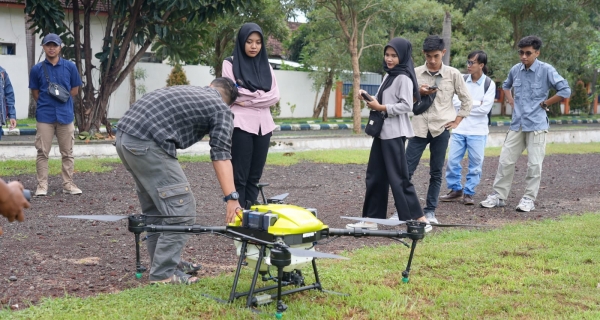 Kenalkan Pertanian Modern, Faperta Unmuh Jember Gelar Pelatihan Drone Spraying Tanaman
